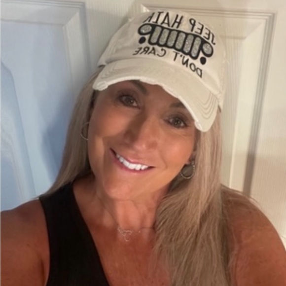 Poshmark profile picture for @mommy24